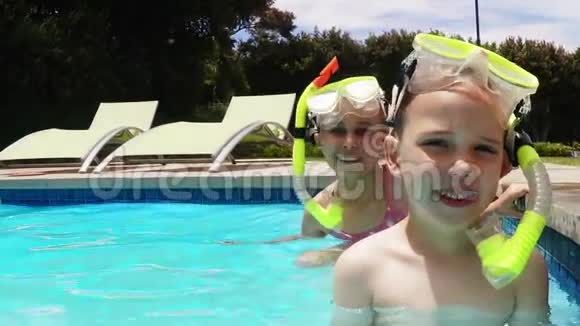 游泳池里微笑的兄弟姐妹画像视频的预览图