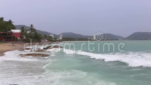 普吉海Kata海滩带石热带绿松石海滩的高速波浪运动视频的预览图