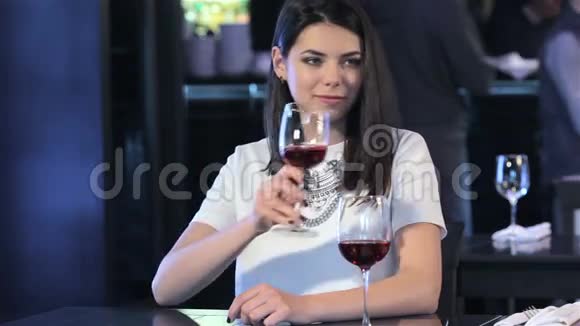 女孩在餐厅喝酒视频的预览图