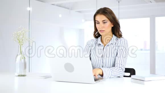 工作妇女对笔记本电脑业务损失的反应视频的预览图
