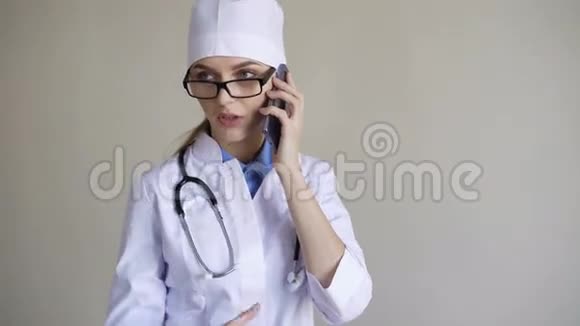 电话交谈女孩医生与病人视频的预览图