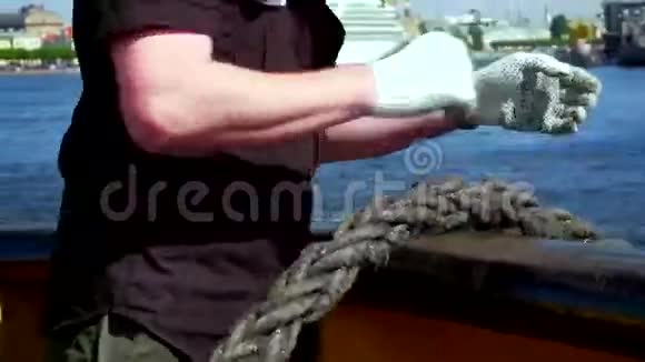 海军陆战队在海上绑绳子视频的预览图