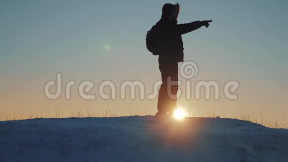 胜利商旅理念男子旅行者在冬天的山上徒步旅行冬天在寒冷的雪天徒步旅行视频的预览图
