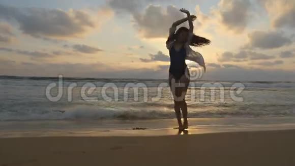 幸福的女人走在海边用脚喷水年轻漂亮的女孩享受生活视频的预览图