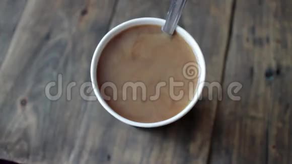 手摇杯新鲜咖啡视频的预览图