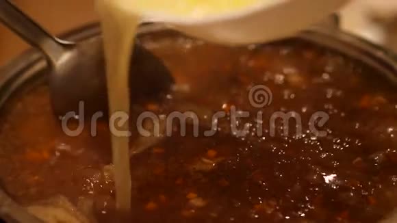 用虾和鸡蛋煮热的中国汤60至24fps视频的预览图