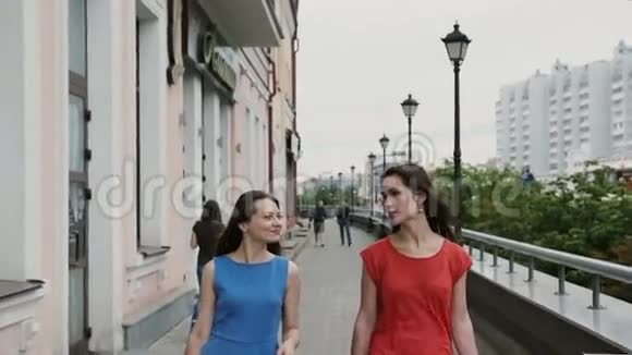 快乐的年轻女孩朋友在购物后散步用袋子购物谈笑风生缓慢的莫史泰康射击视频的预览图