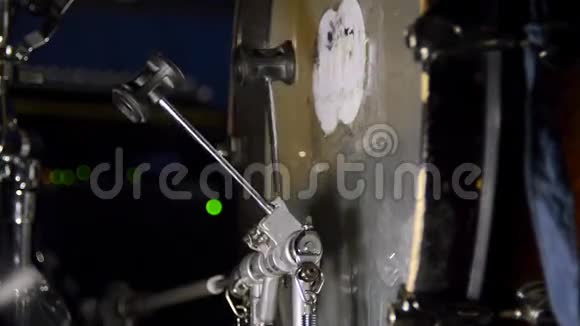 低音鼓踏板的调谐特写镜头视频的预览图
