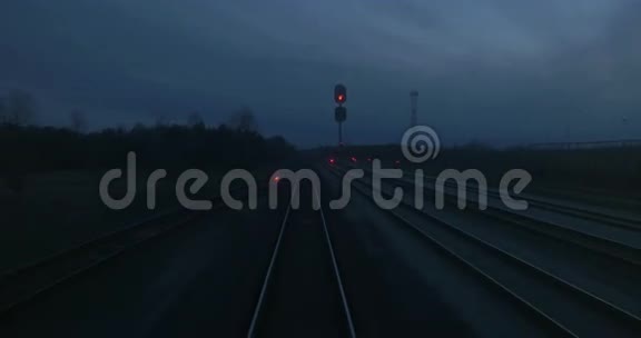 晚上离开铁路视频的预览图