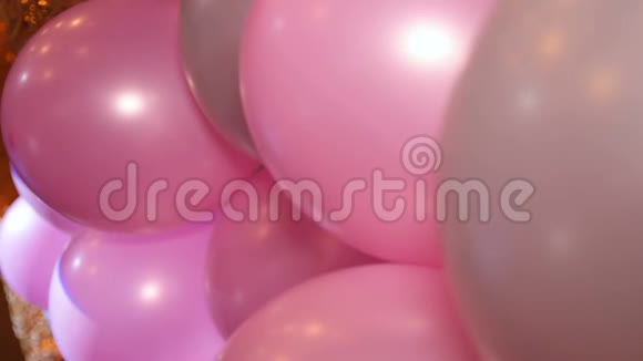 许多五颜六色的生日派对氦气球视频的预览图