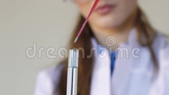 使用实验室吸管的医学研究学生视频的预览图