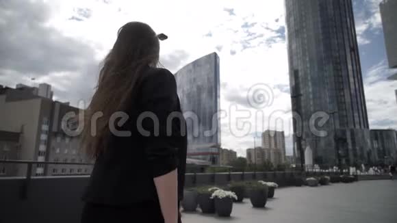 在市中心散步的女人视频的预览图