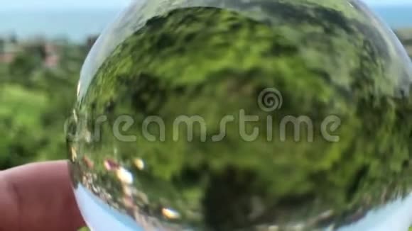手持神奇水晶球越过美丽自然景观旅行理念视频的预览图