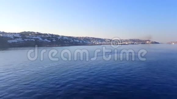 希腊麦科诺斯2015年夏季从离开港口的船上可以看到城镇景色视频的预览图
