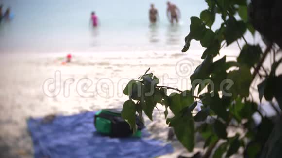 拥挤的沙滩场景与无法辨认的游客侠影4k慢镜头视频的预览图