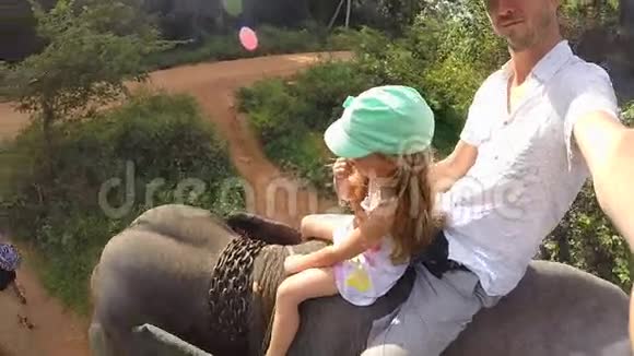 可爱的金发小女孩和她的父亲在斯里兰卡享受大象狩猎视频的预览图
