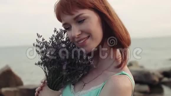 肖像慢动作带着一束鲜花的少女视频的预览图