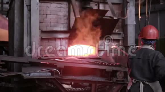 在冶金厂与熔化的液态金属一起工作的妇女视频的预览图
