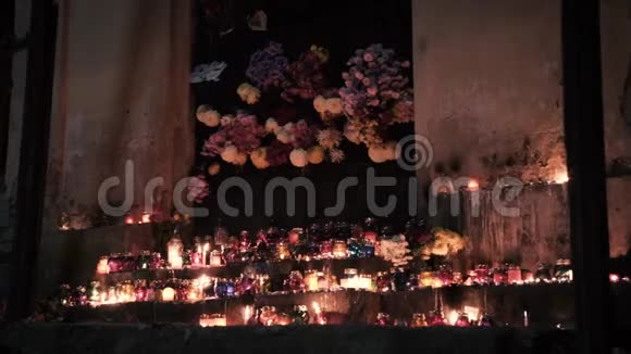 在众圣徒之夜焚烧蜡烛的坛视频的预览图