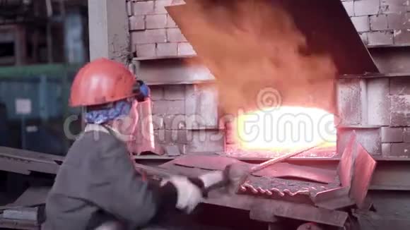 在冶金厂与熔化的液态金属一起工作的妇女视频的预览图