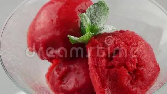 草莓山梨冰淇淋视频的预览图