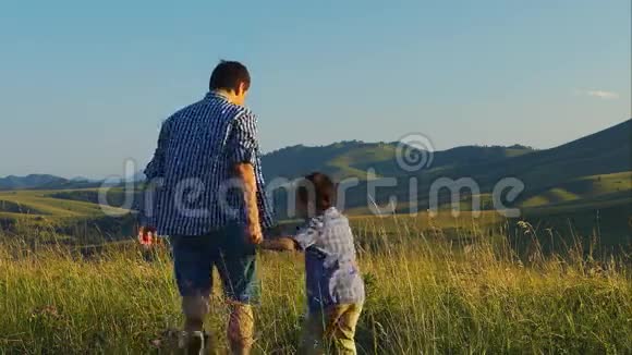 父亲和他的儿子正在走路来回视频的预览图