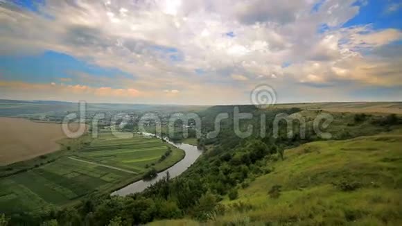 绿色河流的全景视频的预览图