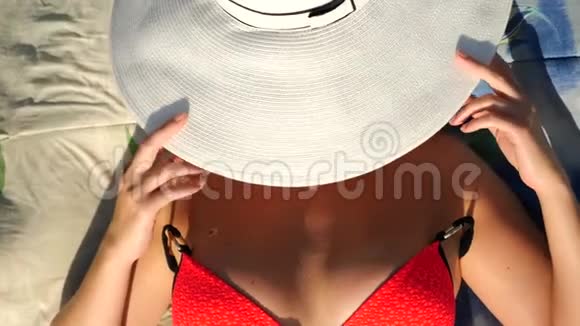 微笑的年轻女子戴着太阳镜和草帽在海前的肖像快乐无忧无虑的女孩躺在视频的预览图