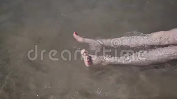 腿在海水中随着海浪的涌入视频的预览图