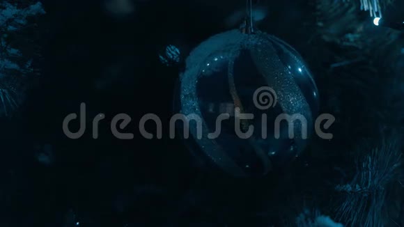 圣诞球在夜晚的树枝上摇摆视频的预览图