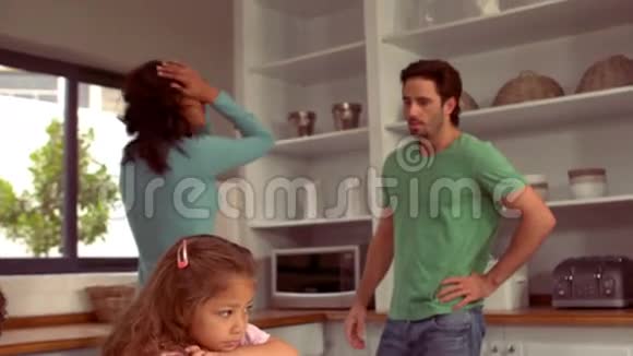 西班牙裔夫妇在孩子面前争吵视频的预览图