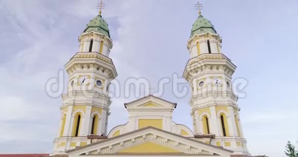 空中俯瞰圣十字希腊天主教大教堂在乌日霍罗德Transcarpathia乌克兰视频的预览图