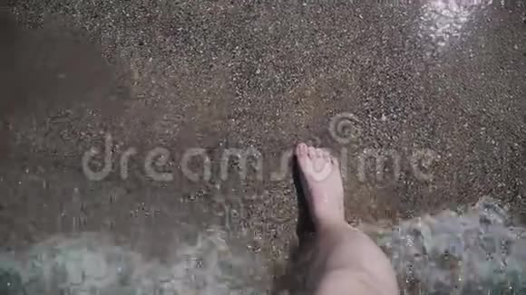 腿在海水中随着海浪的涌入视频的预览图