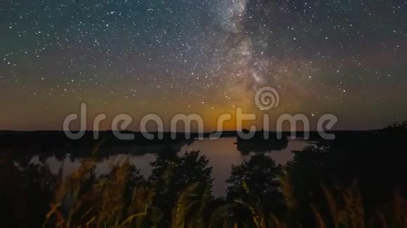 在湖边度过一个星光灿烂的夜晚视频的预览图