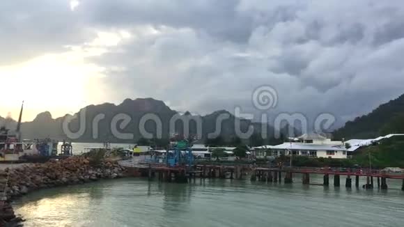 从渡船到大陆的景色雨季泰国唐萨码头视频的预览图