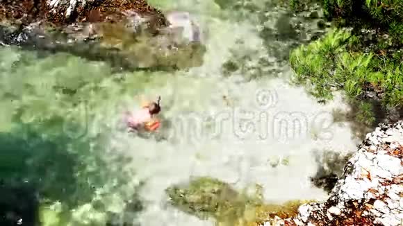 小男孩在温暖的亚得里亚海海浪中溜达视频的预览图
