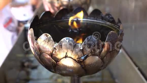 火在银油灯中供奉佛像在瓦特拉多伊素贴是最受欢迎和著名的地方视频的预览图