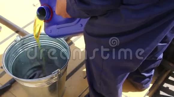 机械师从蓝色的大桶里倒油视频的预览图
