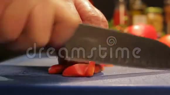 用番茄刀切钟胡椒视频的预览图