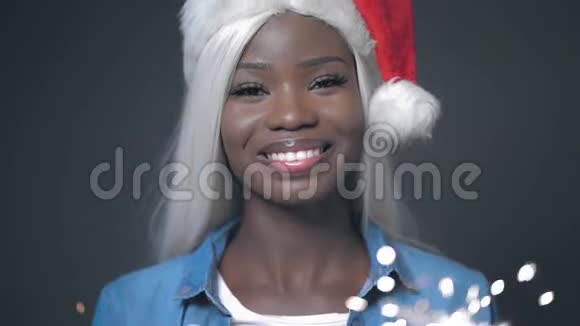 非洲性感女人白发圣诞快乐视频的预览图