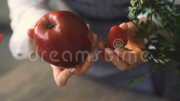 厨师妇女准备水果和蔬菜烹饪和制作水果花束视频的预览图