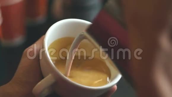 五颜六色的彩虹拿铁咖啡师把热牛奶倒进杯子里视频的预览图