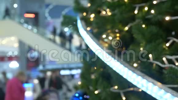 度假购物的概念把购物中心的大厅涂上圣诞装饰品4k视频的预览图
