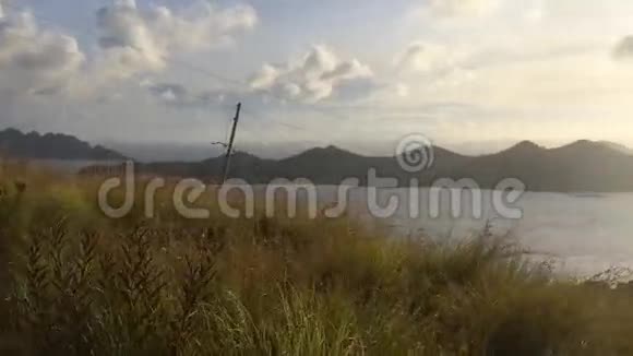 在菲律宾的科罗恩布桑加在一个热带岛屿上观看美丽的日落视频的预览图