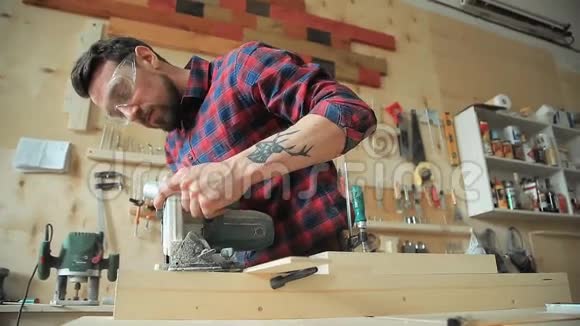 木工与木工机械一起工作视频的预览图