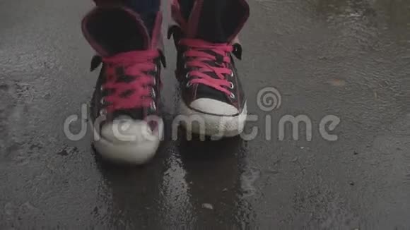 女足穿着运动鞋在潮湿的沥青上移动和摆姿势视频的预览图