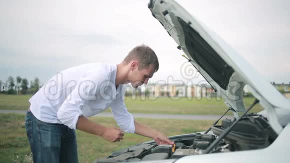 看着汽车发动机的人修理破车的人视频的预览图