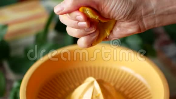 女孩用手捏出半个橘子汁视频的预览图
