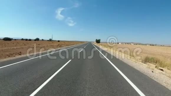 摩托车手骑在美丽的风景沙漠风景和空路在西班牙第一人称观点视频的预览图