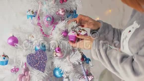 快乐的女人装扮圣诞树视频的预览图